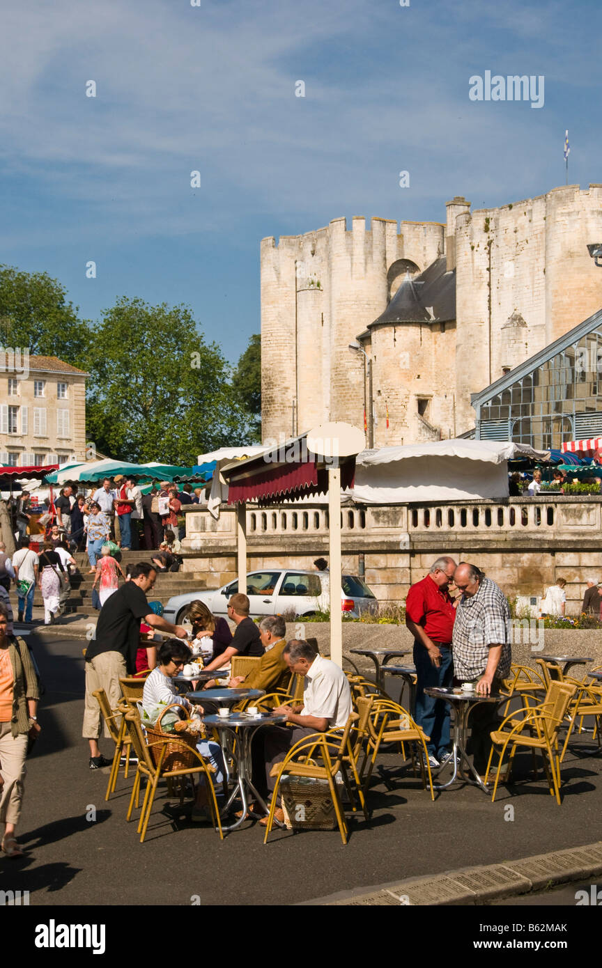 Café en plein air à côté de la place du marché Niort Deux Sèvres France Banque D'Images