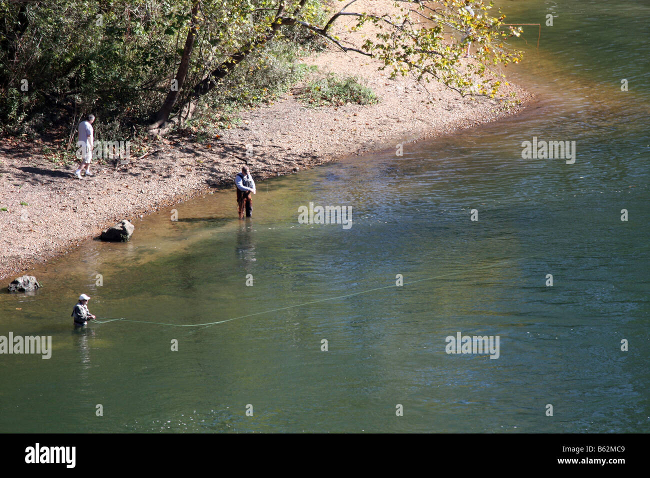 Les pêcheurs à la mouche sur les bords du lac Taneycomo qui coule en aval du barrage de Table Rock Missouri Banque D'Images