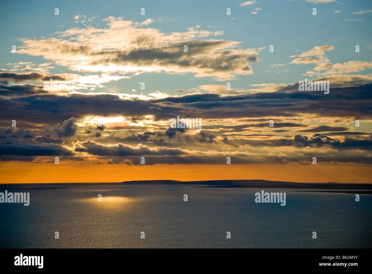 Coucher de soleil sur l'océan Atlantique à partir de la côte du comté de Clare, Irlande. Banque D'Images