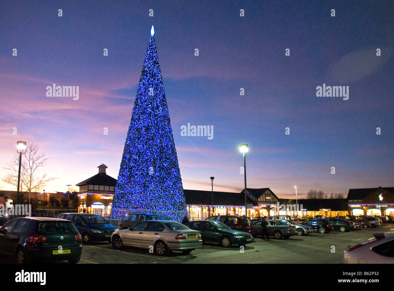 Achats de Noël lumières et arbre à Cheshire Oaks à Ellesmere Port Wirral. Banque D'Images