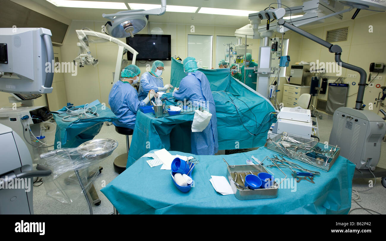 Les neurochirurgiens de retirer une tumeur bénigne au cerveau, Reykjavik, Islande Banque D'Images