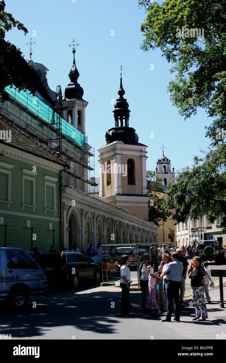 Groupe de touristes près de l'église de St Michael, Vilnius, Lituanie Banque D'Images