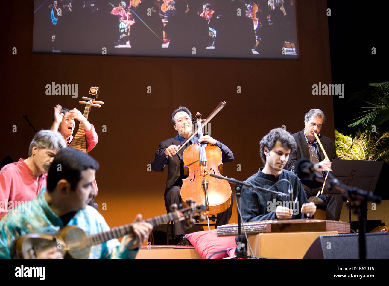 Yo Yo Ma et le Silk Road Ensemble d'effectuer lors de l'inauguration du  Musée d'Art Islamique, Doha, Qatar Photo Stock - Alamy