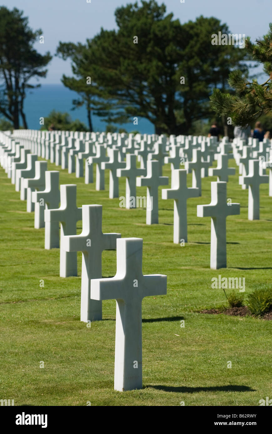 Rangées de tombes de soldats au cimetière américain de Normandie, France Banque D'Images