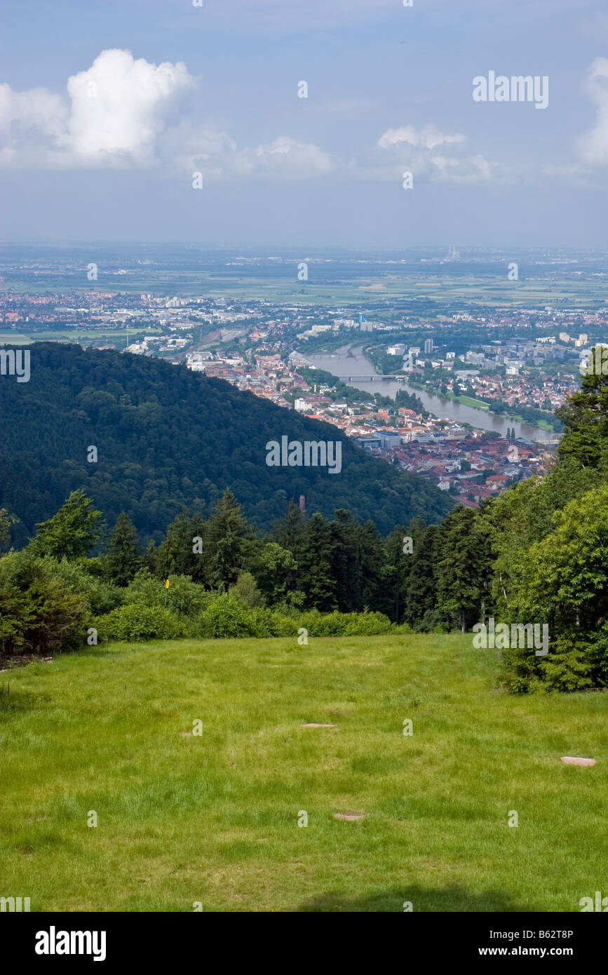 Vue d'Heidelberg et le Neckar à partir de la chaise du Roi ou du Königstuhl ou trône. Banque D'Images