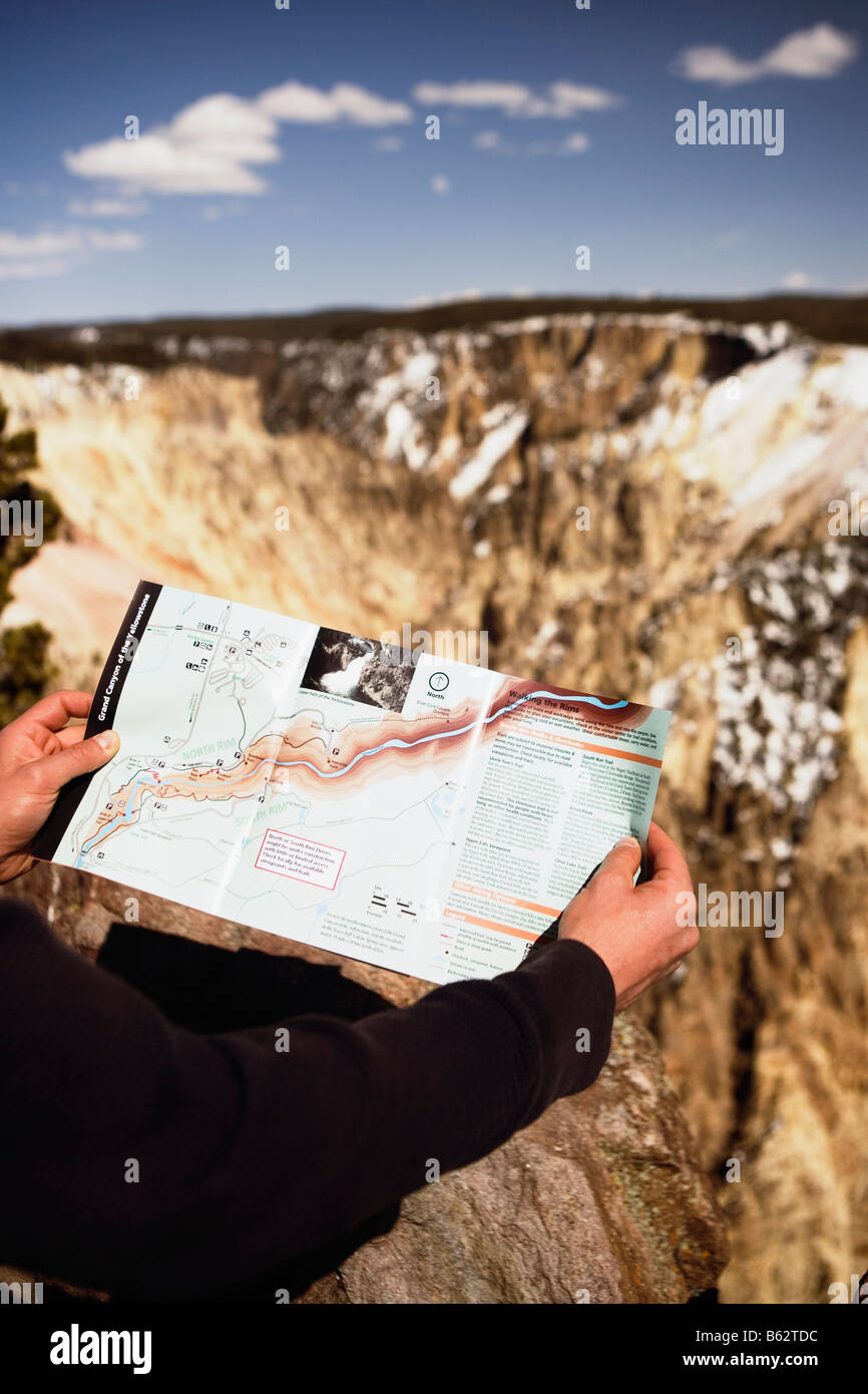 Close-up of a person's hand holding a map, le Parc National de Yellowstone, Wyoming, USA Banque D'Images