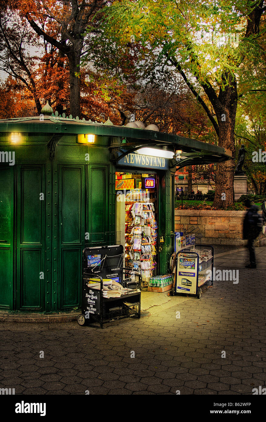 Kiosque à journaux lit up at night Banque D'Images