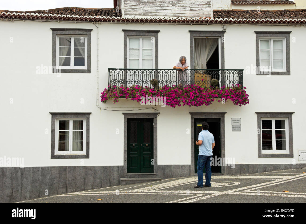 Maison dans village de Ribeira Seca Sao Miguel Açores typique de l'architecture noir et blanc des Açores Banque D'Images