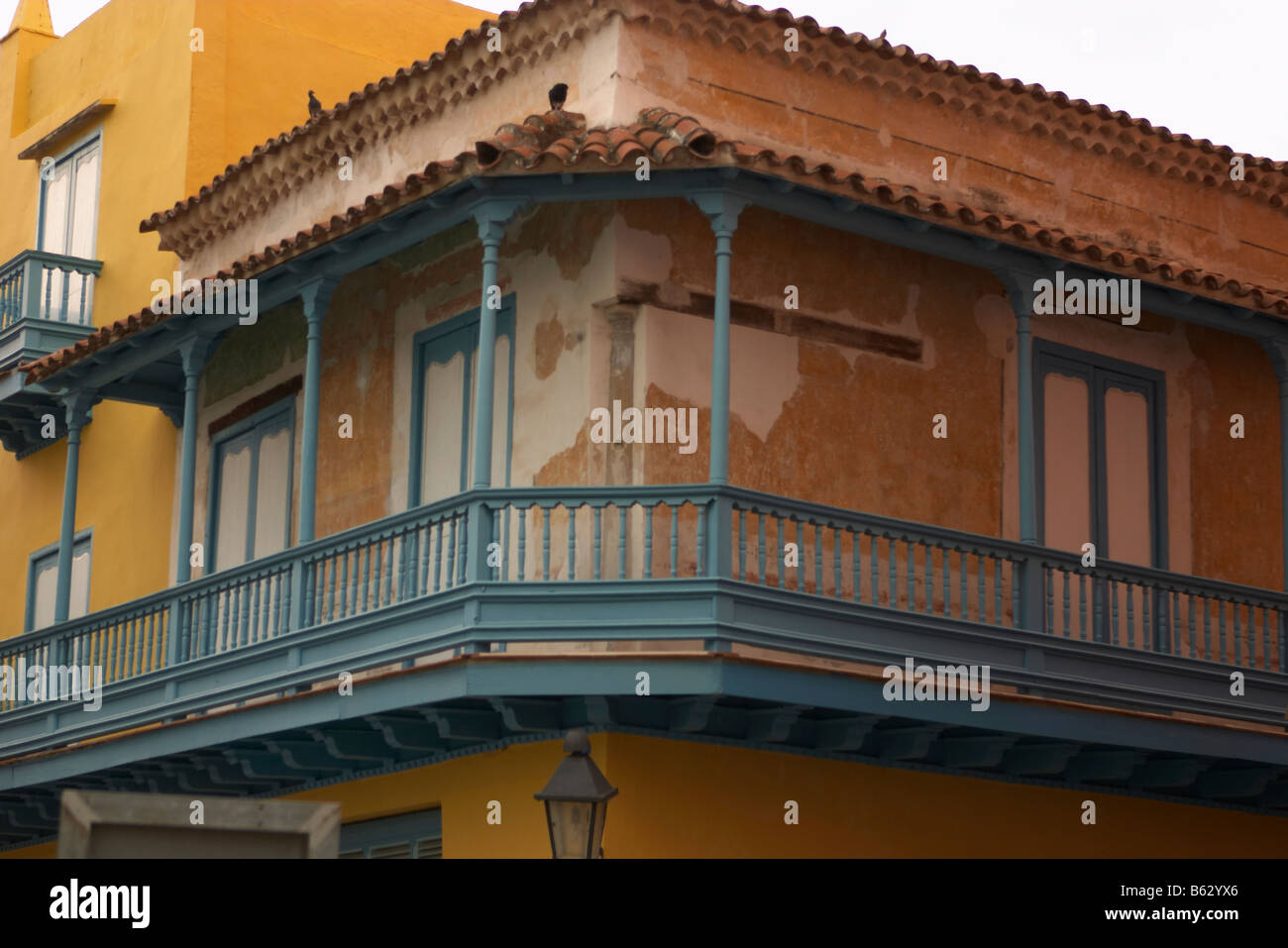 La construction ou l'architecture cubaine avec balcon et des fenêtres à volets, vieilles rues, Habana Vieja ou la vieille Havane, Cuba Banque D'Images