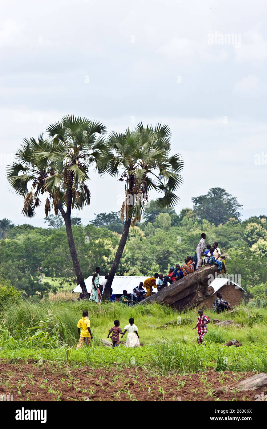 Dans les spectateurs, Somdina Togo regarder une partie du festival Evala, une cérémonie d'initiation pour les jeunes hommes de l'ethnie Kabye. Banque D'Images