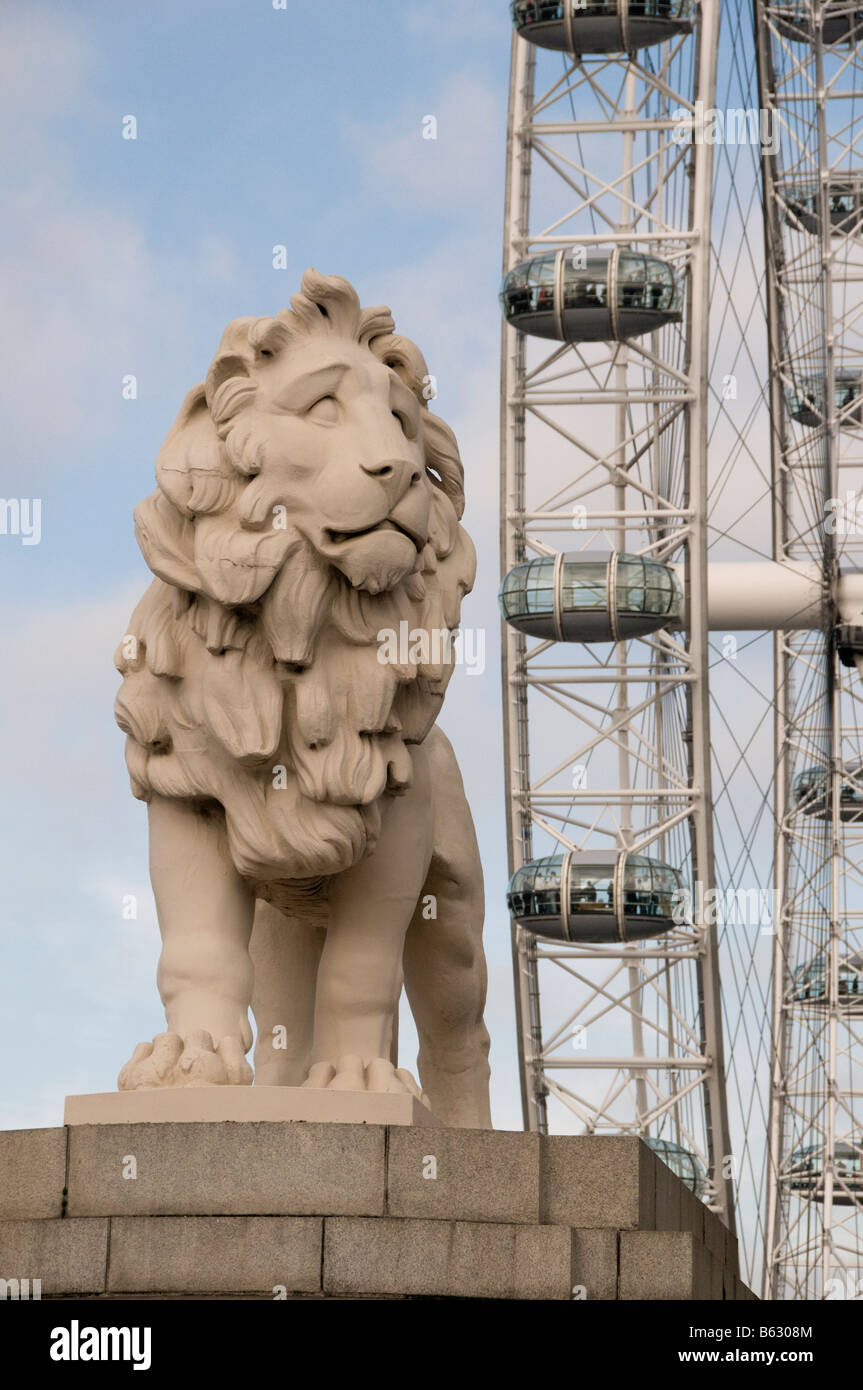 Le Southbank Lion avec le London Eye en arrière-plan, Westminster Bridge, Londres, UK Banque D'Images