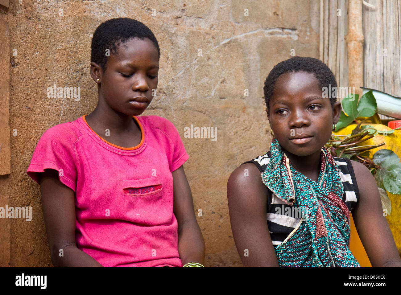 Deux filles d'Afrique parrainée pour une éducation par une organisation d'aide humanitaire. Banque D'Images