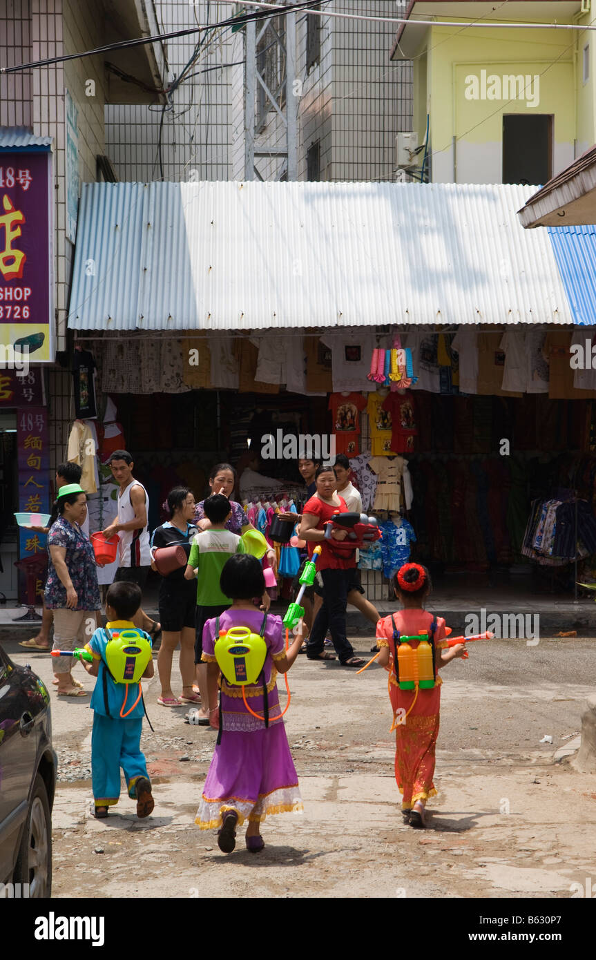 La province du Yunnan en Chine Xishuangbanna Festival aux projections d'eau Banque D'Images