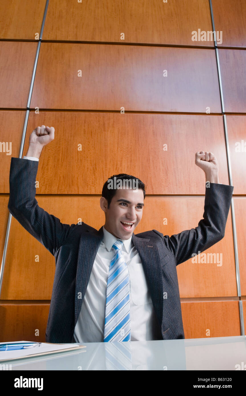 Businessman looking excité Banque D'Images