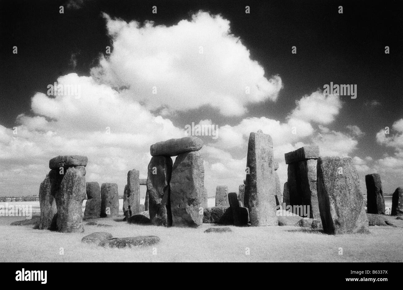 Stonehenge le cercle de pierres néolithiques, l'infrarouge noir et blanc Banque D'Images