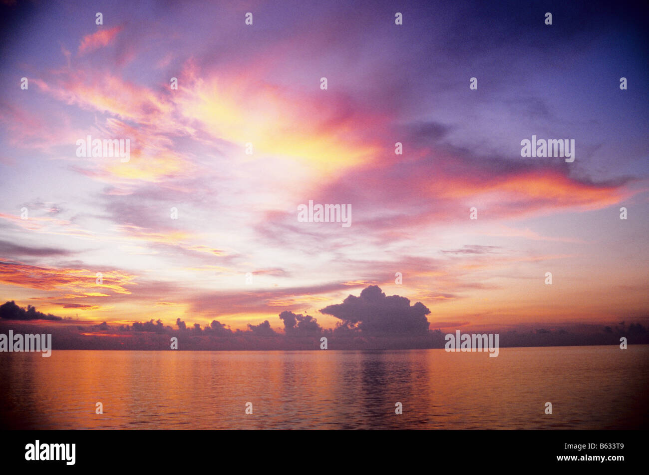 Ciel coloré, sombre, à la suite d'un coucher de soleil sur l'océan calme, dans les Maldives. Banque D'Images