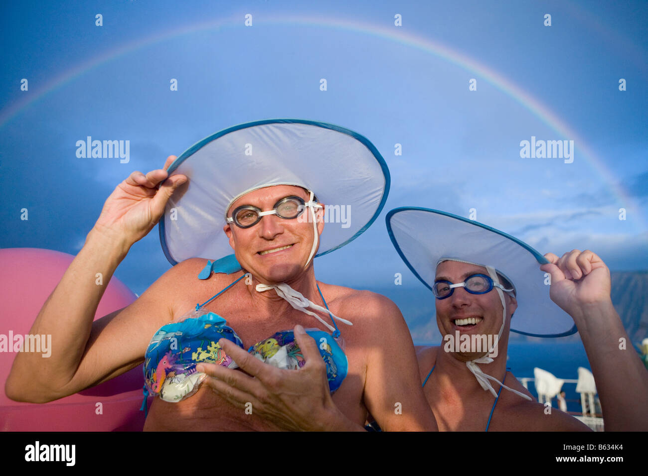 Deux gay men wearing bikini tops et danse Banque D'Images