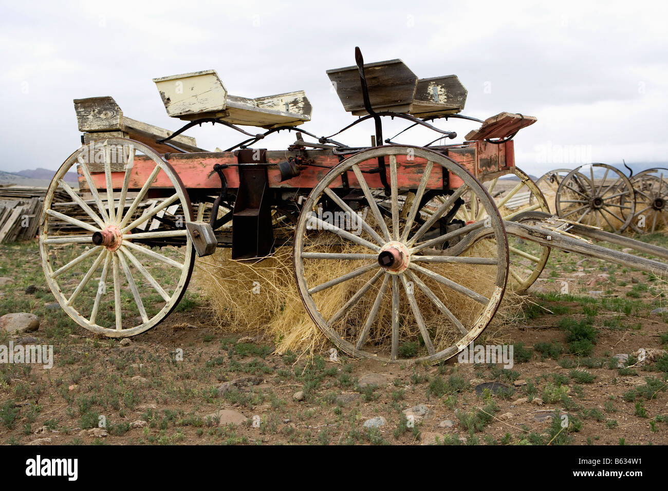 Panier cheval abandonné dans un champ herbeux, Old Trail Town, Cody, Wyoming, USA Banque D'Images