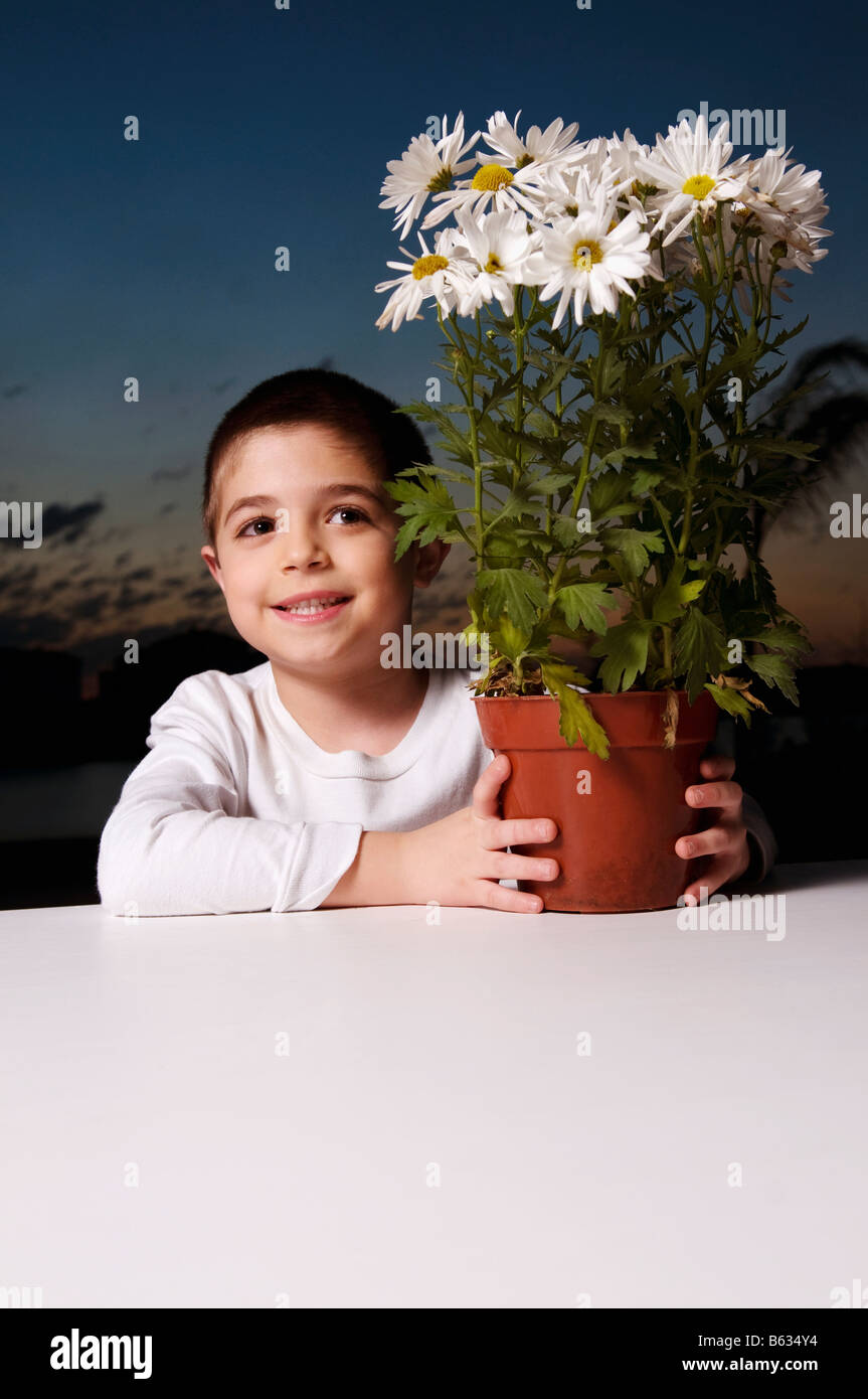 Close-up of a Boy holding a flower pot Banque D'Images