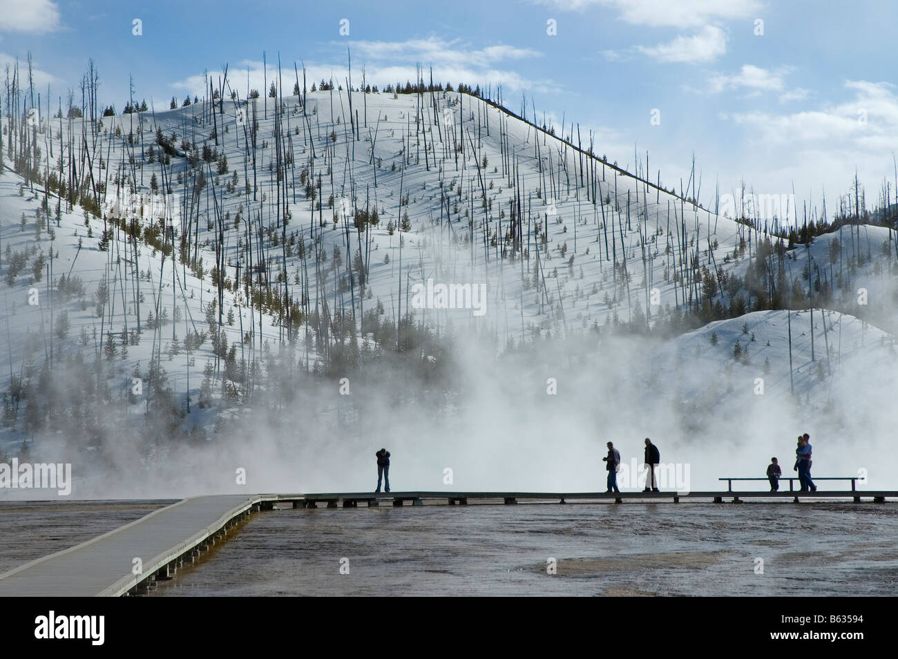 Les touristes à un printemps chaud, Grand Prismatic Spring, Yellowstone National Park, Wyoming, USA Banque D'Images