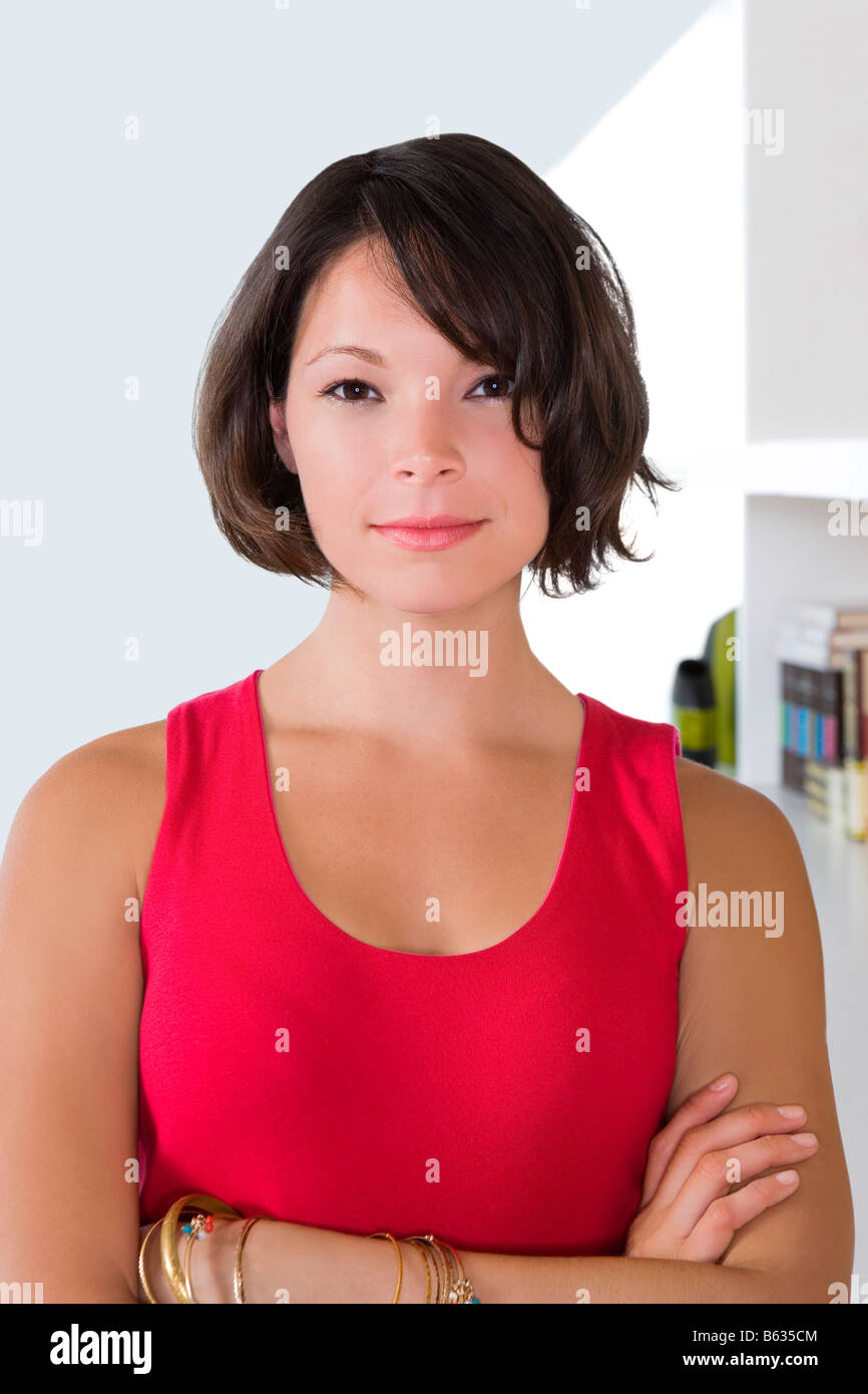 Portrait of a young woman with her arms crossed Banque D'Images