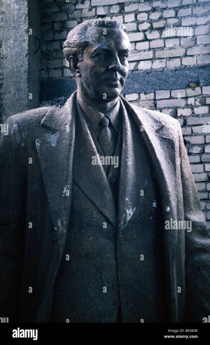 Statue d'Enver Hoxha se trouve dans la fonderie où il a été une fois construit à Tirana, Albanie, 1992 Banque D'Images
