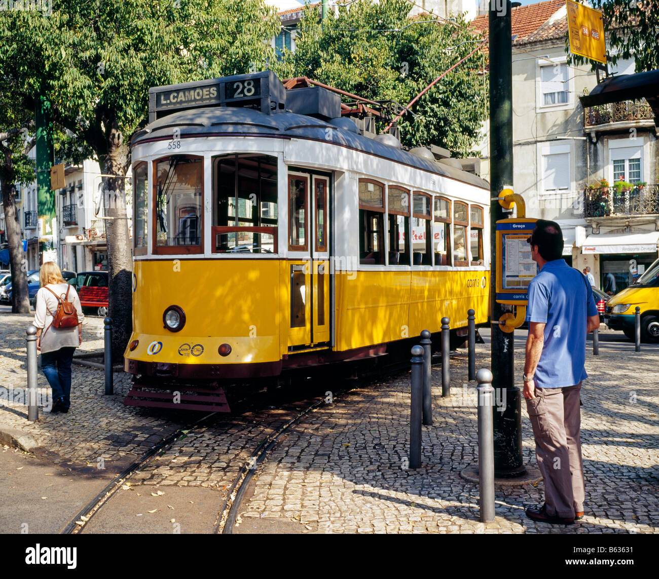 Le tramway dans la Rua da Graca Electrico Lisboa Lisbonne Portugal Banque D'Images