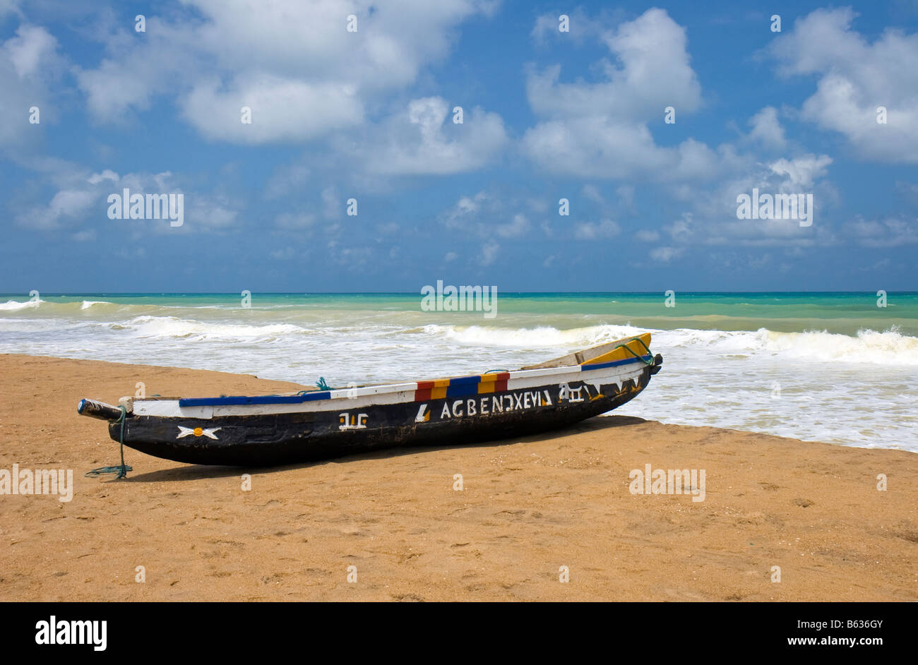 Bateau de pêche traditionnel sur la côte près de Aneho Togo Banque D'Images