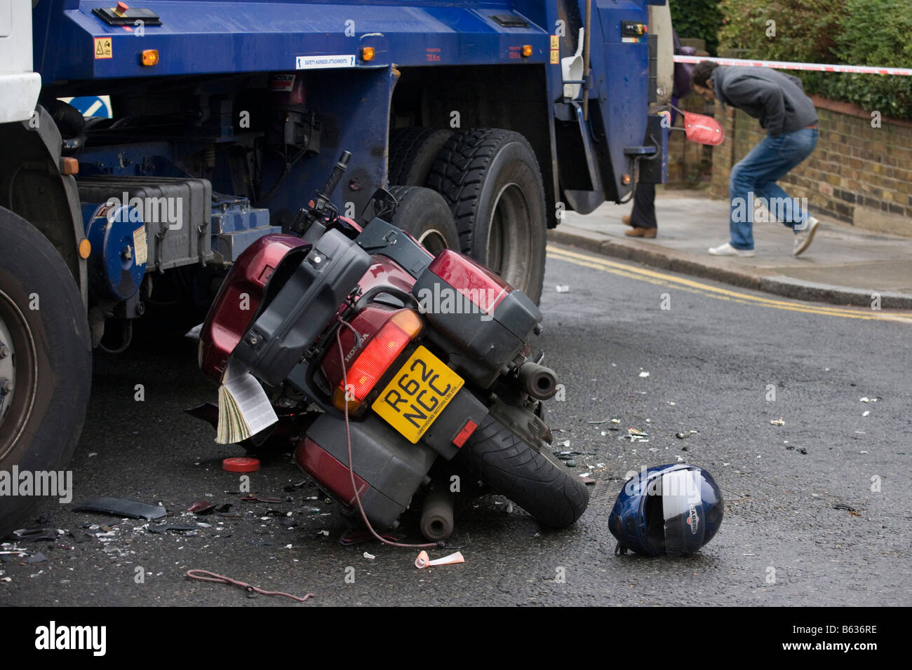 Passants de la police dodge bande après une collision entre le camion et un  recyclage du conseil sur une moto dans le sud de Londres crossroads Photo  Stock - Alamy