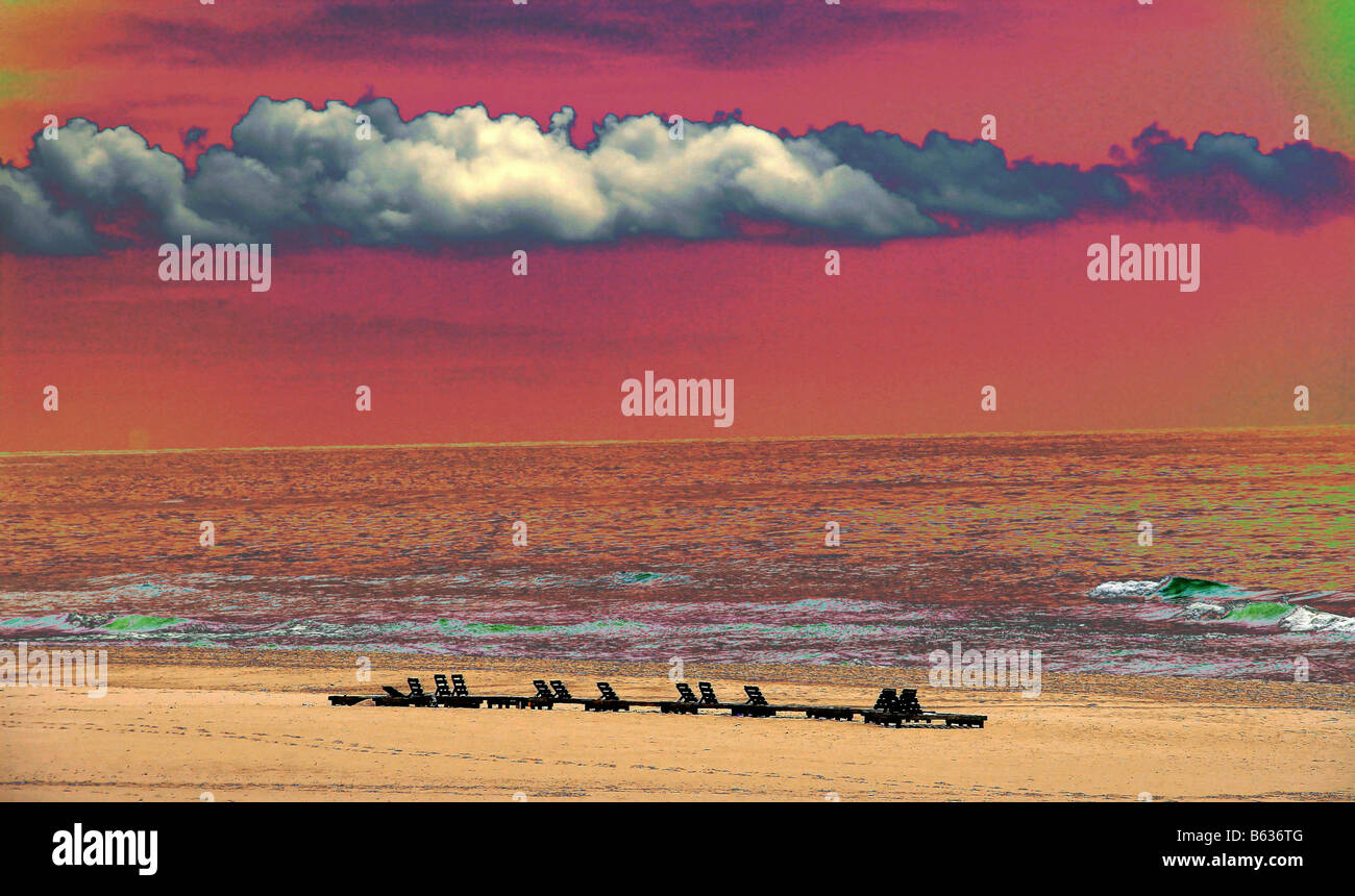 Rivage de plage avec beach lounges et nuages sur la tête Banque D'Images