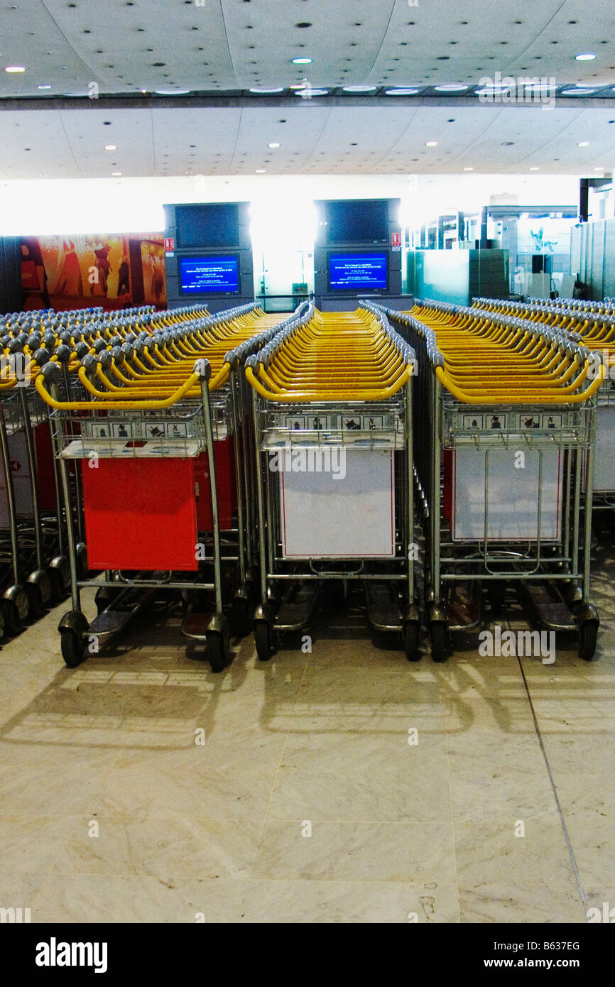 Chariot à bagages sur un aéroport, l'aéroport international Charles de Gaulle, Paris, Ile-de-France, France Banque D'Images