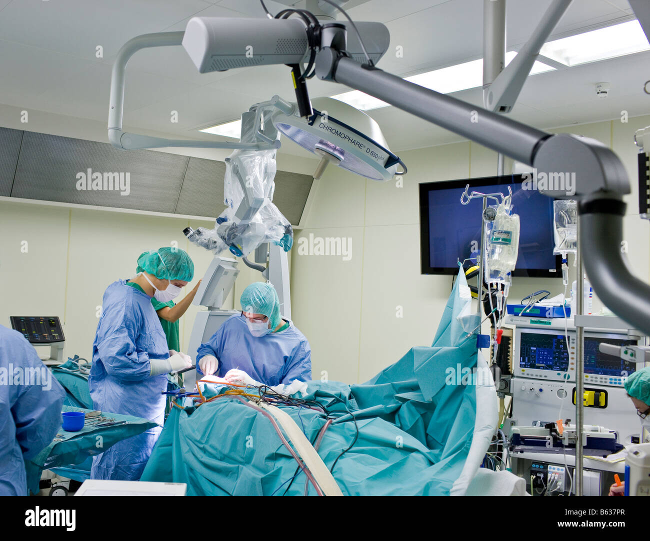 Les neurochirurgiens de retirer une tumeur bénigne au cerveau, Reykjavik, Islande Banque D'Images