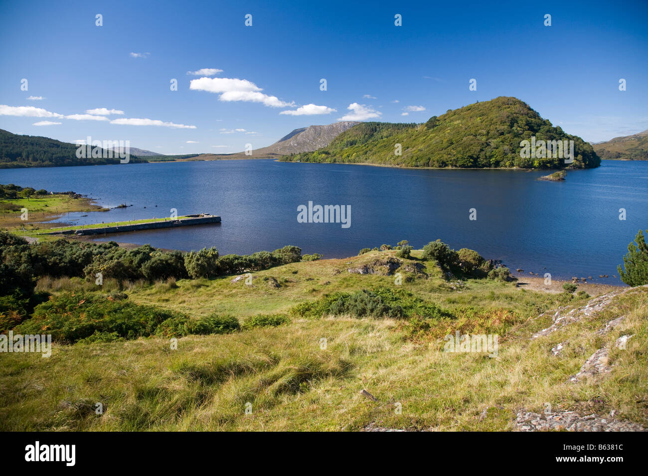 Vue d'été sur le Lough Corrib et le Drumsnauv Péninsule, comté de Galway, Irlande. Banque D'Images