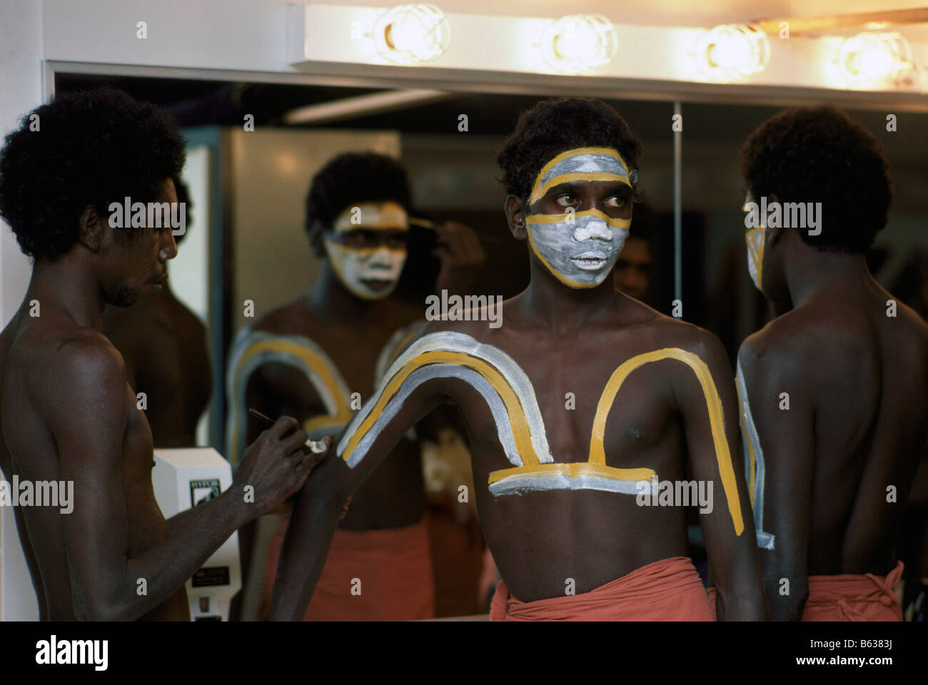 Les aborigènes australiens peindre les visages et les corps dans les coulisses de la préparation d'une performance sur scène Banque D'Images