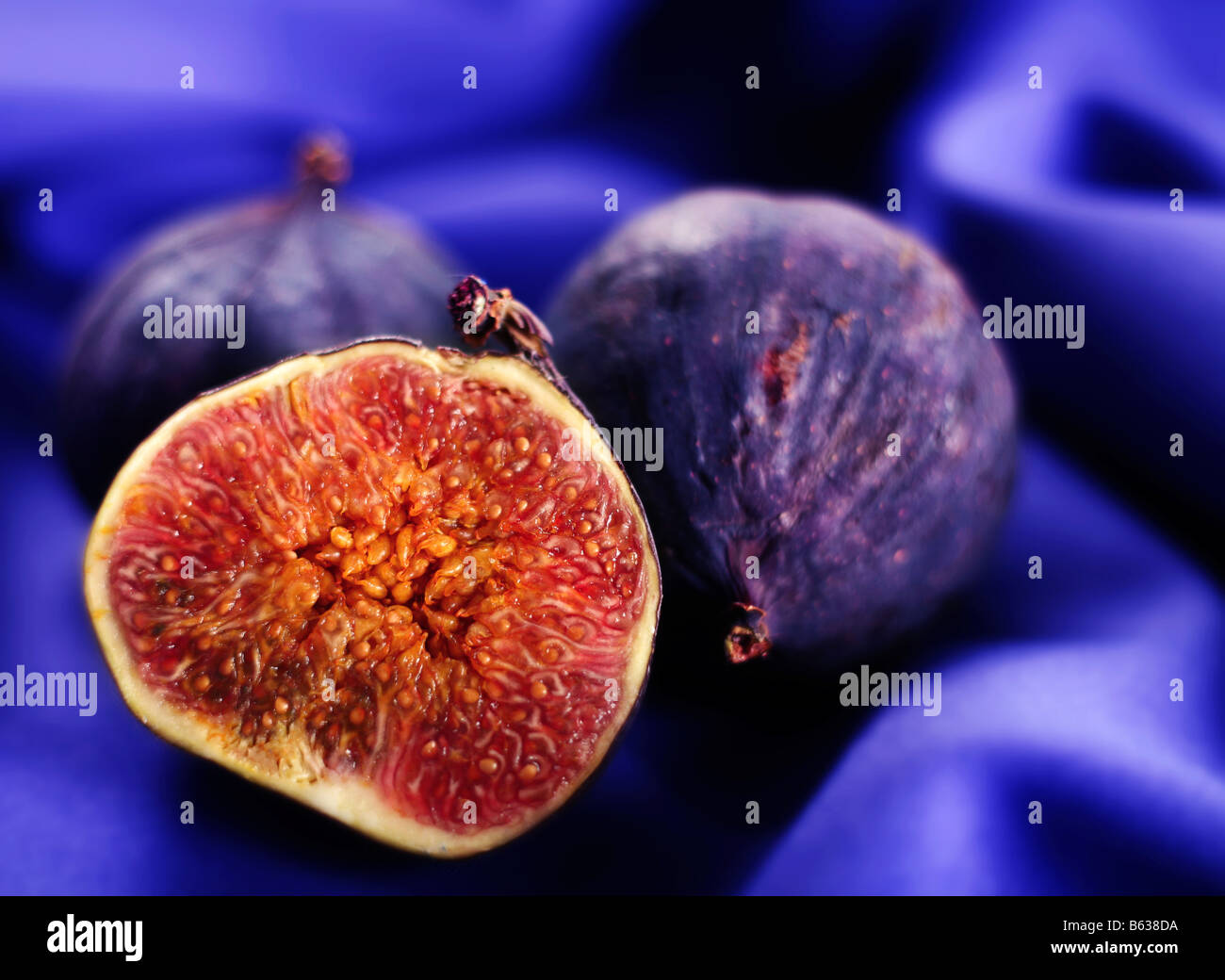 Matières premières fruits mûrs fig gros plan sur fond bleu Banque D'Images