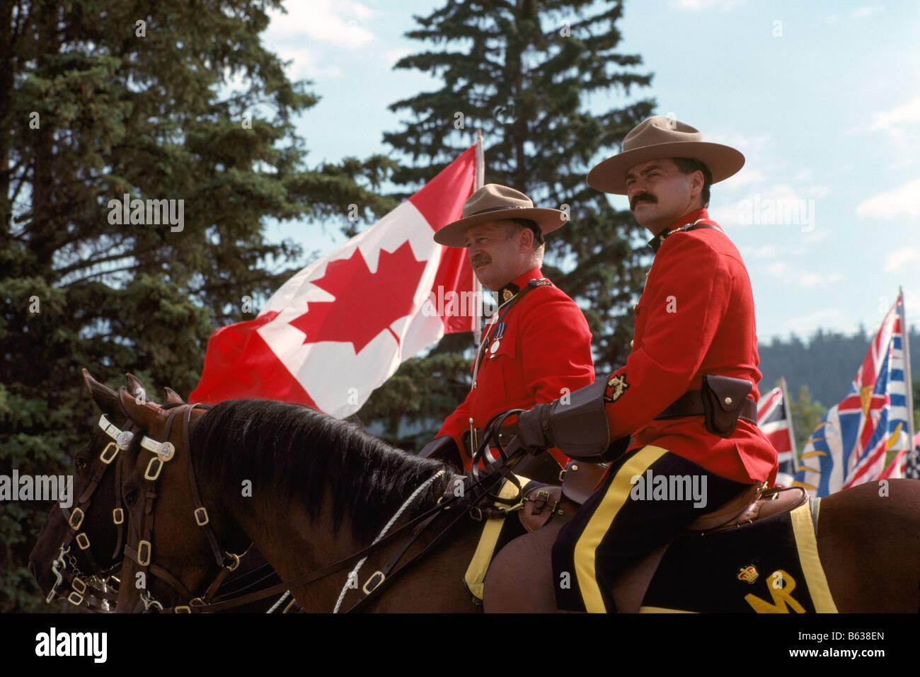 La Police montée du Canada (GRC) Agents de la Gendarmerie royale du Canada à cheval et portant des uniformes de surtension rouge traditionnel Banque D'Images