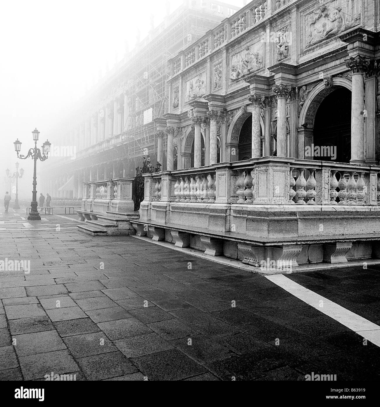 Les touristes la marche à un centre ville, de la Place Saint Marc, Venise, Vénétie, Italie Banque D'Images