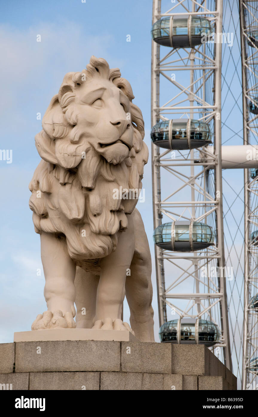 Le Southbank Lion avec le London Eye en arrière-plan, Westminster Bridge, Londres, UK Banque D'Images