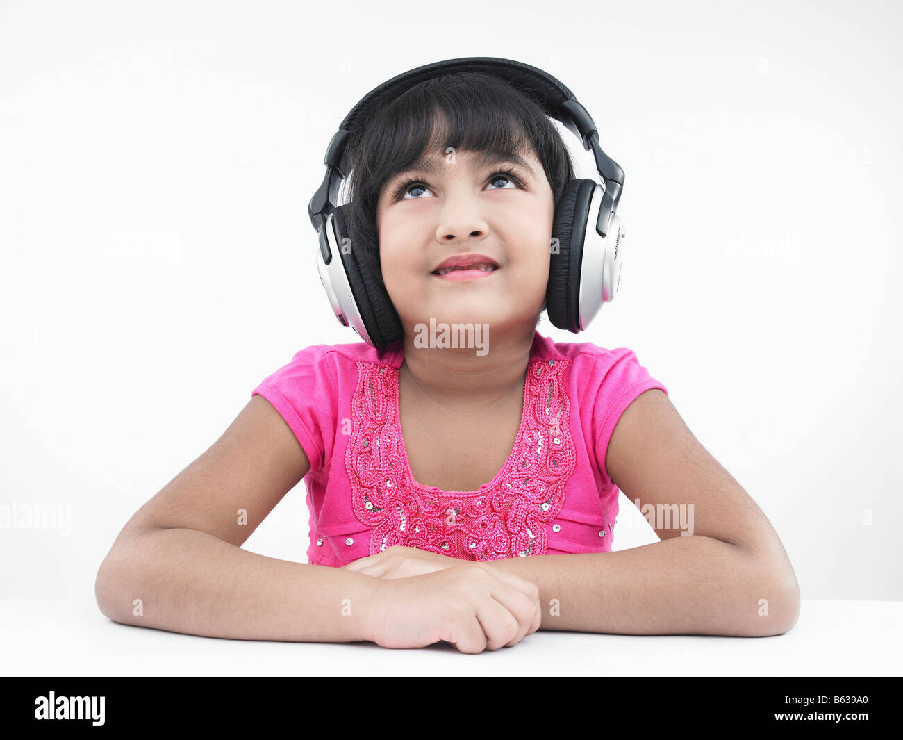 Une jolie fille asiatique à la recherche d'origine indienne d'écouter de la musique Banque D'Images
