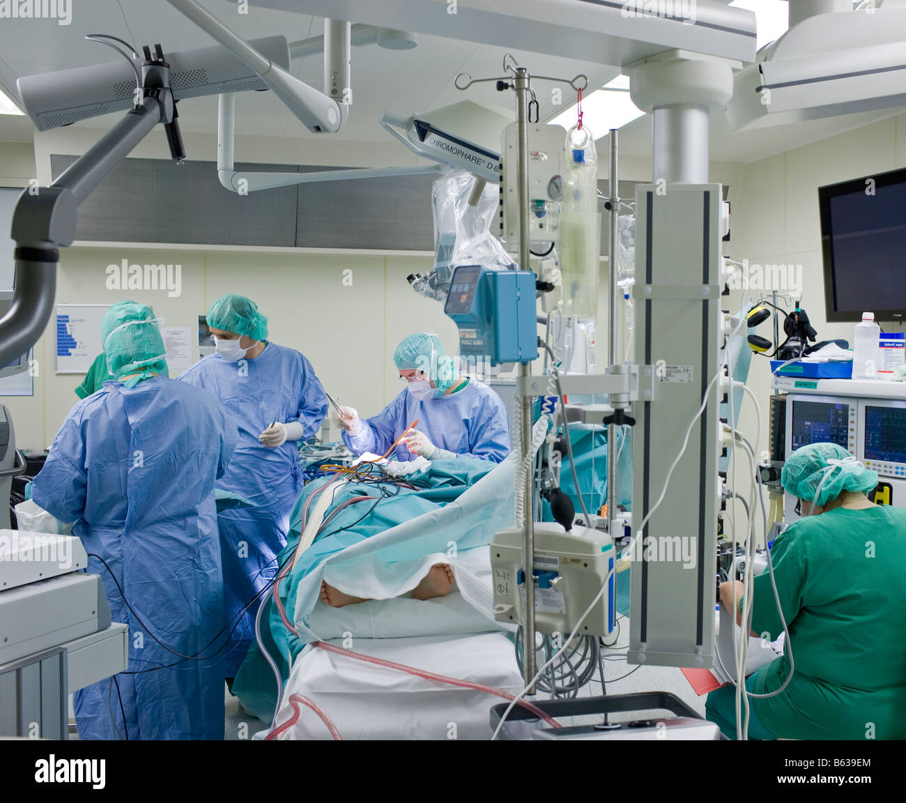 Les neurochirurgiens de retirer une tumeur bénigne au cerveau, Reykjavik, Islande Banque D'Images