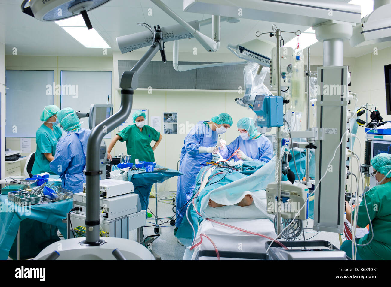 Les neurochirurgiens de retirer une tumeur bénigne au cerveau, Reykjavik, Islande Banque D'Images