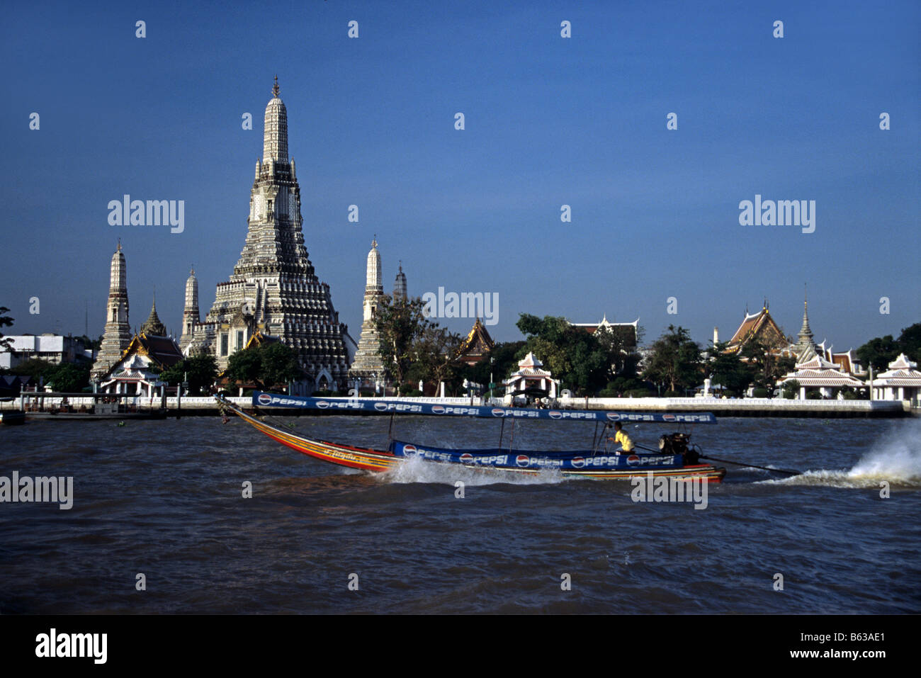 Wat Arun ou le Temple de l'aube et la vitesse bateau sur la rivière Chao Phraya, Bangkok, Thaïlande Banque D'Images