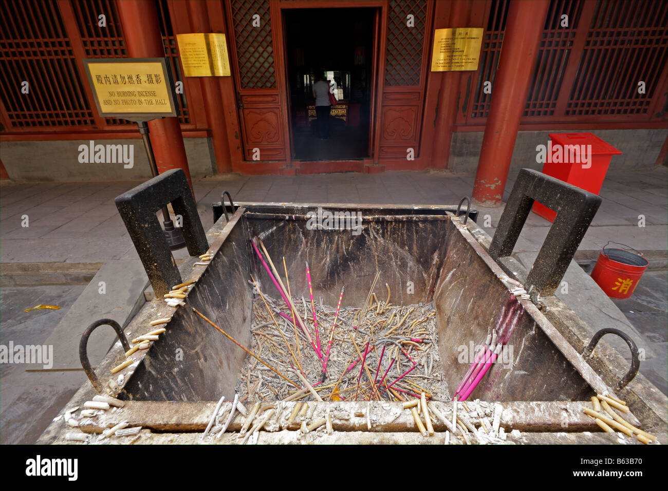Fumeurs d'encens brûlés comme offert dans theYongHeGong le temple lama à Beijing, Chine Banque D'Images