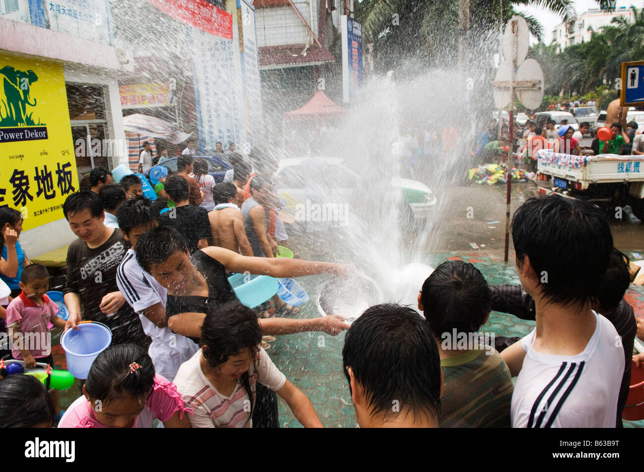 La province du Yunnan en Chine Xishuangbanna Festival aux projections d'eau Banque D'Images