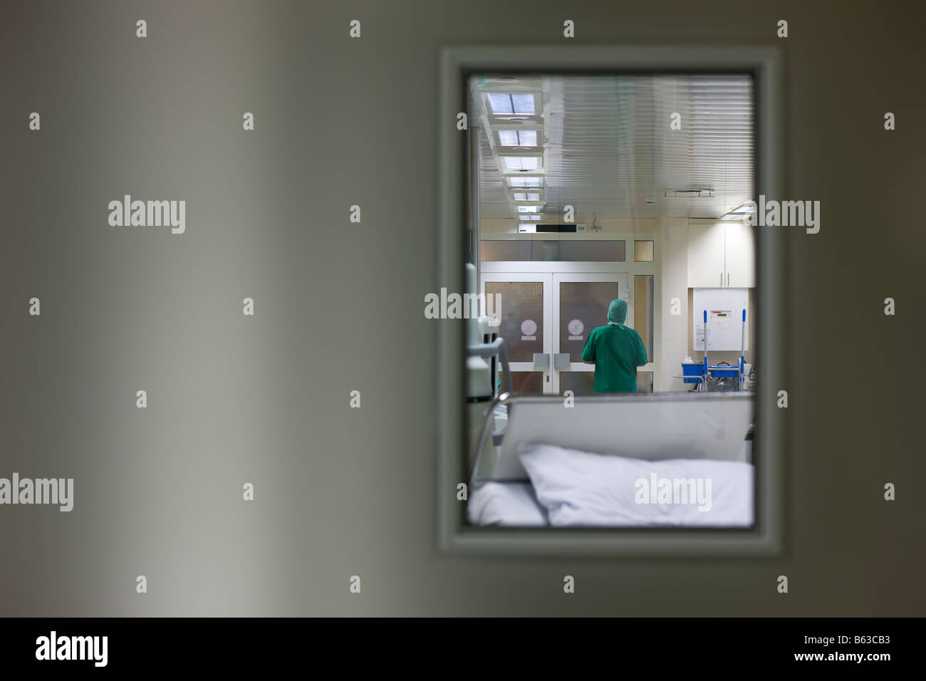 Neurochirurgien à l'entrée de la fenêtre salle d'opération, l'hôpital de Reykjavik, Islande Banque D'Images
