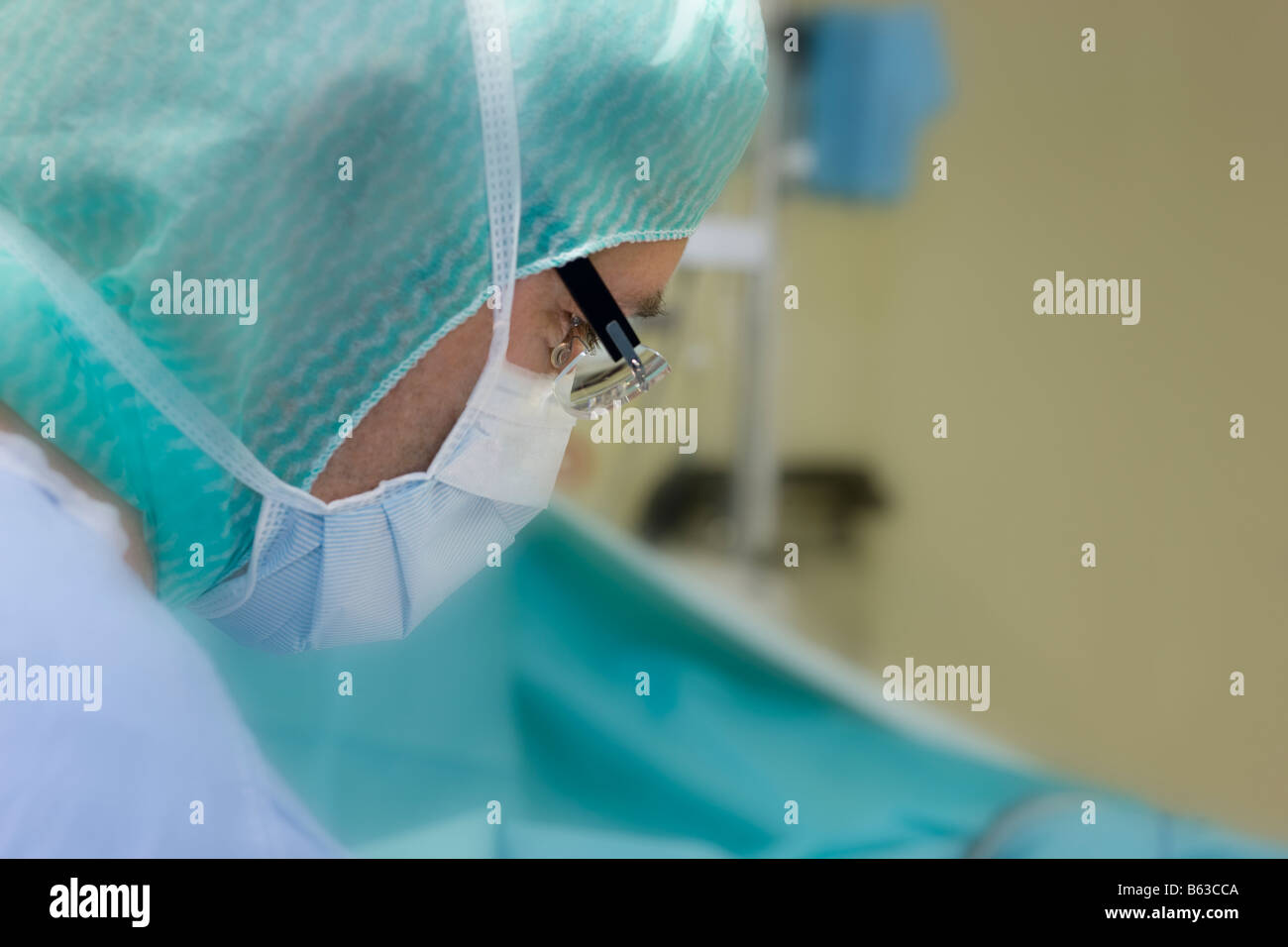 Neurochirurgien enlevant une tumeur bénigne au cerveau, Reykjavik, Islande Banque D'Images