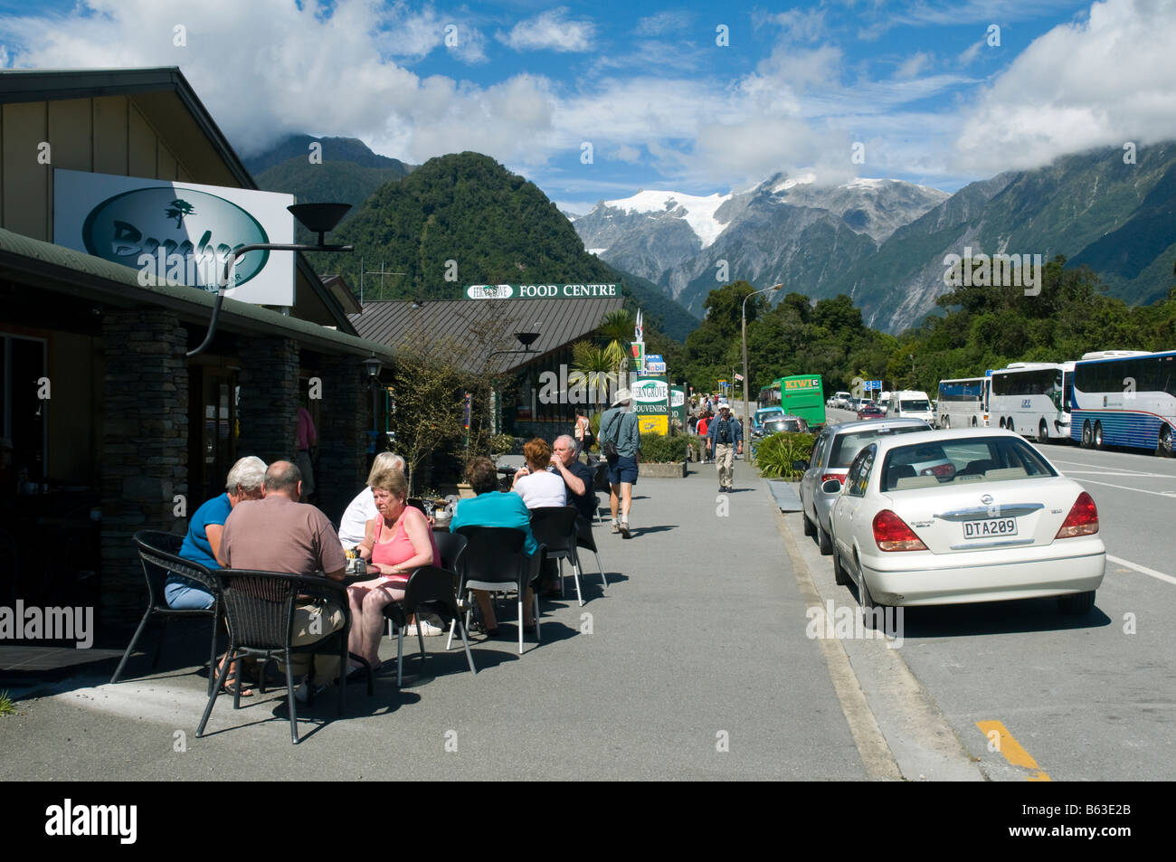 Scène de rue à Franz Josef village, South Island, New Zealand Banque D'Images