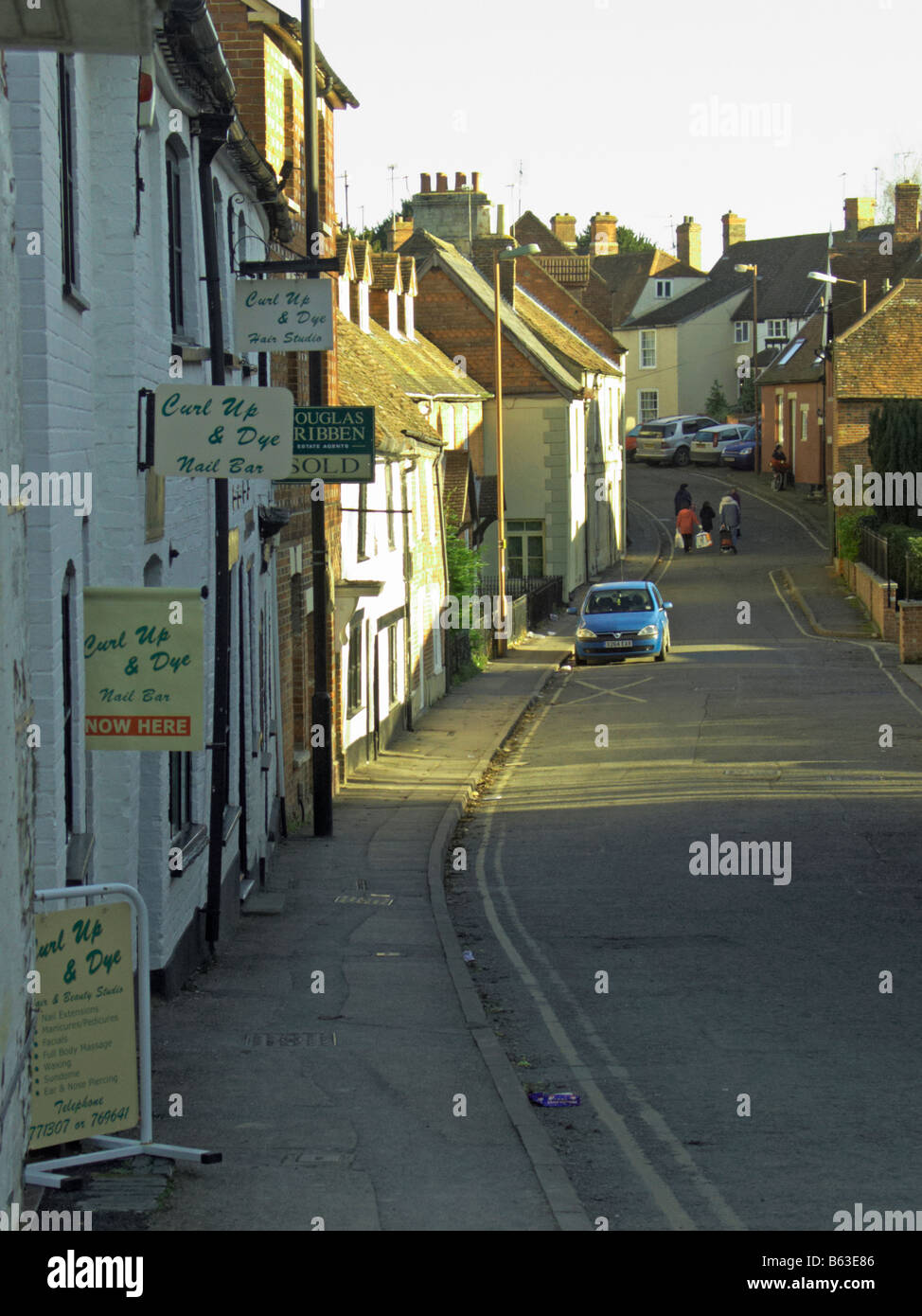 Rue de Bourg de Wantage, Oxon, d'enseignes et en fin d'après-midi soleil Banque D'Images