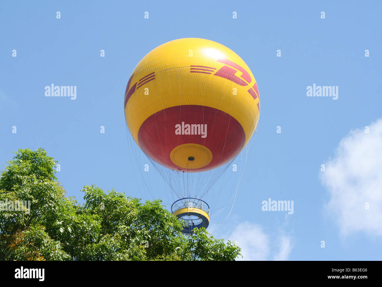 DHL balloon Singapour au-dessus des arbres Avril 2008 Banque D'Images