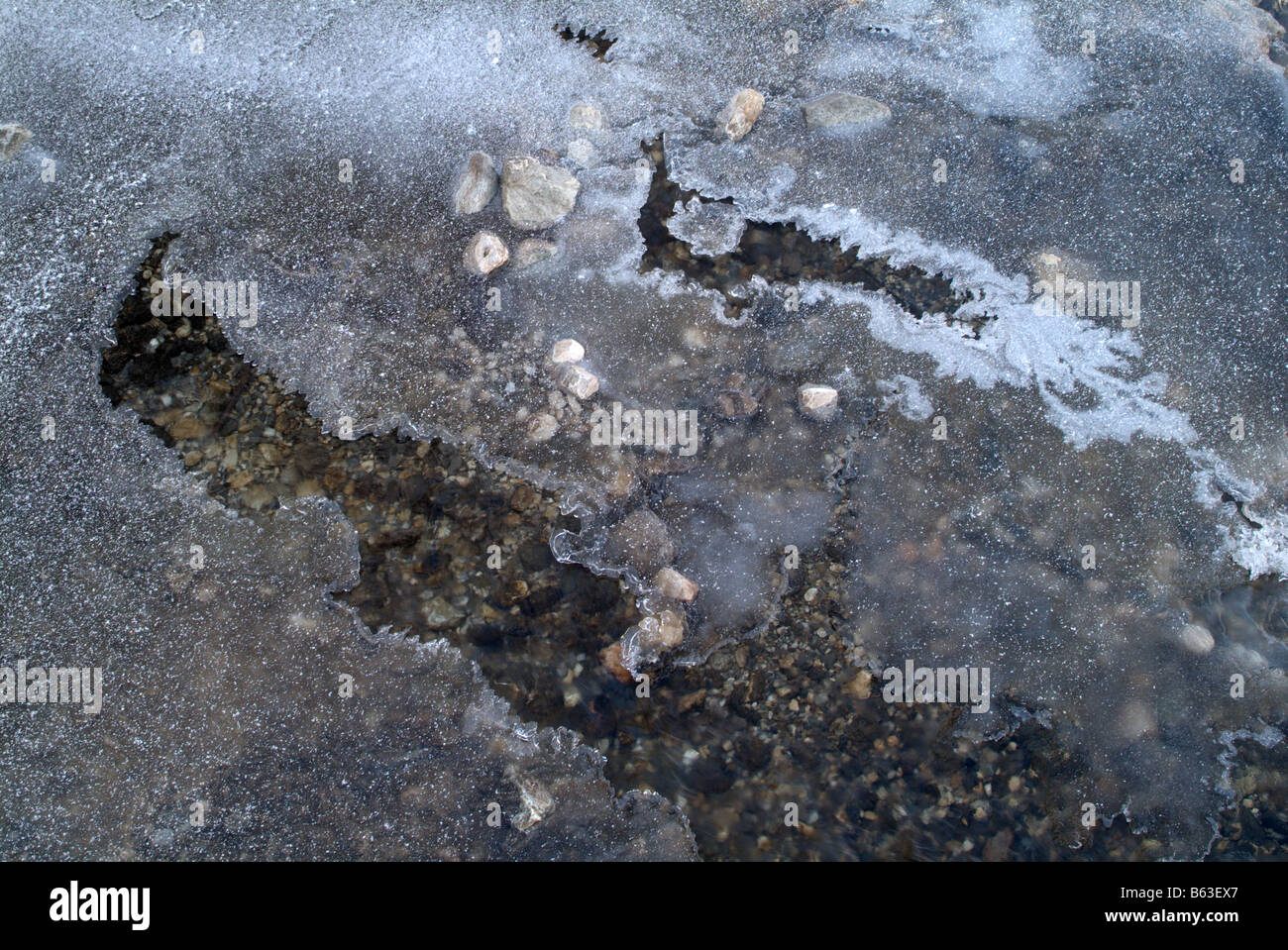 Des trous dans une plaque de glace sur un cours d'eau Banque D'Images